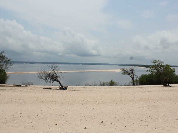 Praia do Açutuba tem suas areias banhadas pelo rio Negro (Foto: Camila Henriques/G1 AM)