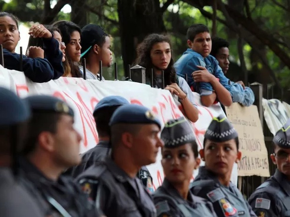 Estudantes dentro da escola Fern&atilde;o Dias Paes, em Pinheiros, em protesto de 2015 contra o fechamento de classes  &mdash; Foto: H&eacute;lvio Romero / Estad&atilde;o Conte&uacute;do