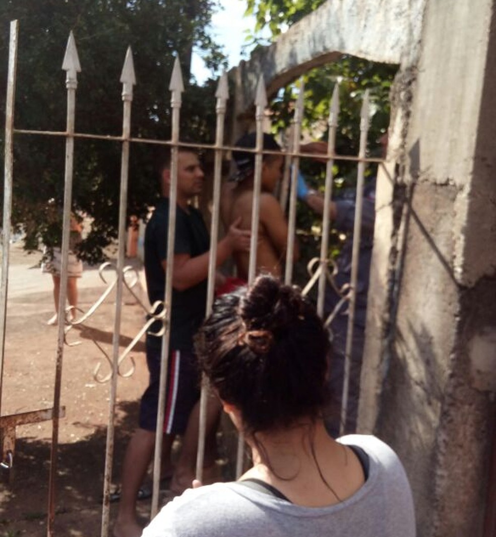 Garoto permaneceu consciente durante operação de retirada de seu braço da lança do portão em Ourinhos (Foto: Divulgação / Corpo de Bombeiros)