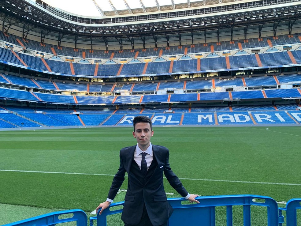 Na beca, Zezinho visita o estádio Santiago Bernabéu às vésperas das finais da eChampions League — Foto: Arquivo pessoal