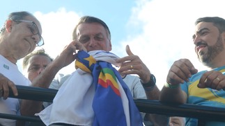 Jair Bolsonaro com a bandeira do estado de Pernambuco — Foto: Genival Paparazzi/Agência O Globo