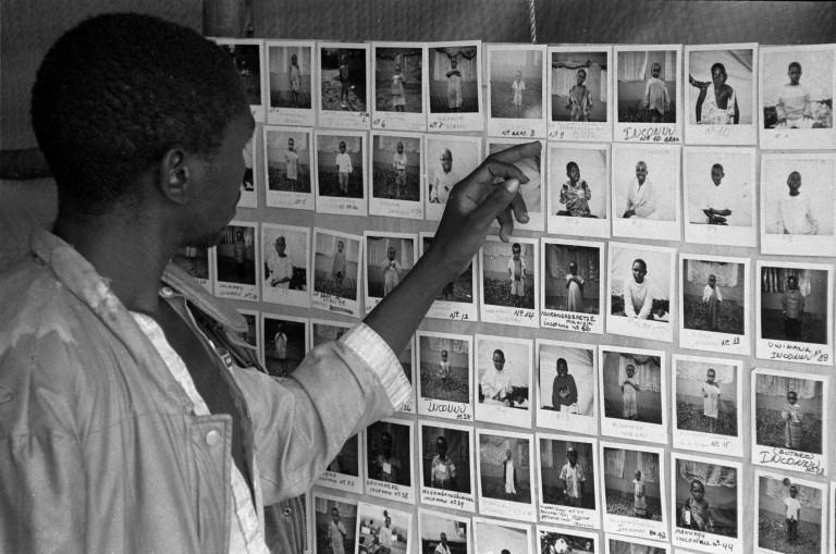 Pai busca por filho desaparecido durante genocídio em Ruanda em 1994 (Foto: ICRC/Benno Neeleman)