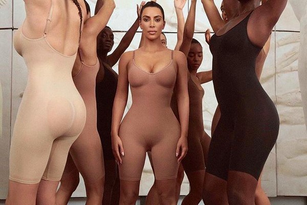 Kim Kardashian com o moldador lançado por ela por sua marca pessoal (Foto: Instagram)