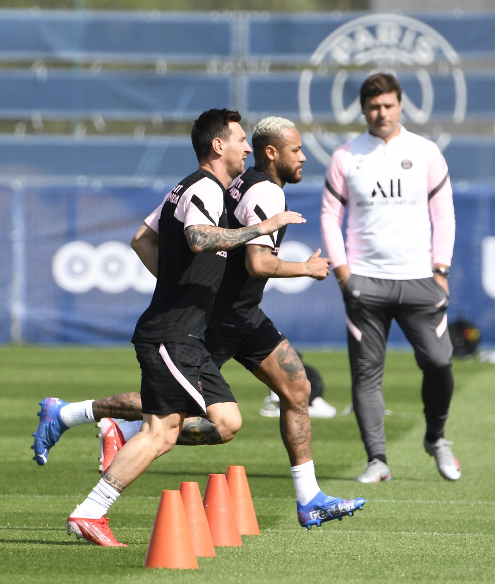 Mauricio Pochettino, ao fundo, observa  Messi e Neymar durante treino do  PSG — Foto: AFP