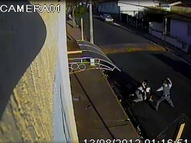 Vídeo mostra morte de lavrador por dois PMs em Santa Maria (Foto: Reprodução EPTV)