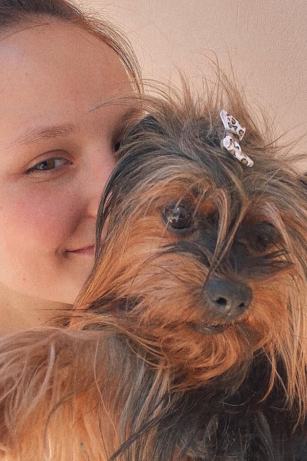 Larissa Manoela com a cachorrinha Guilhermina (Foto: reprodução/instagram)