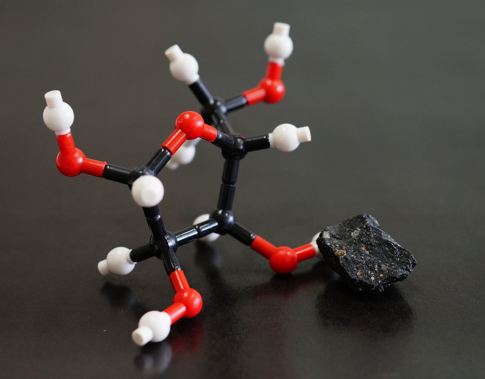 Estrutura de uma molécula de ribose e um meteorito estudado — Foto: Yoshihiro Furukawa/Arquivo Pessoal