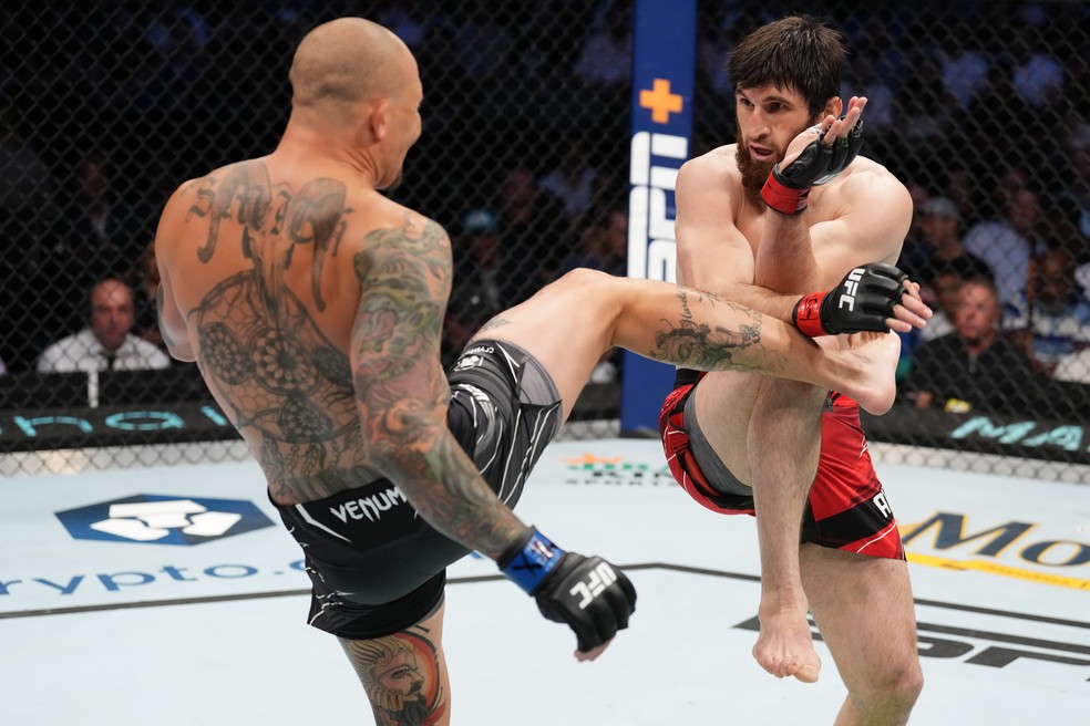 Anthony Smith quebrou a perna ao ter o chute defendido por Magomed Ankalaev no UFC 277 — Foto: Getty Images
