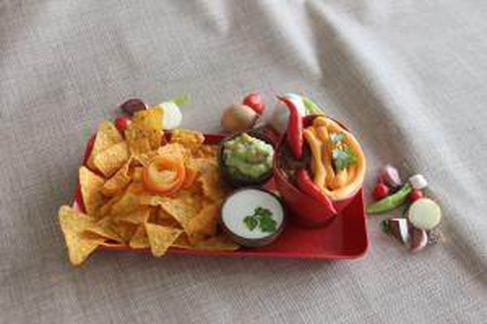 Carne bovina com pasta de feijão preto, cheddar, creme de abacate, chips tipo doritos, maionese caseira — Foto: Comida Di Buteco/ Divulgação