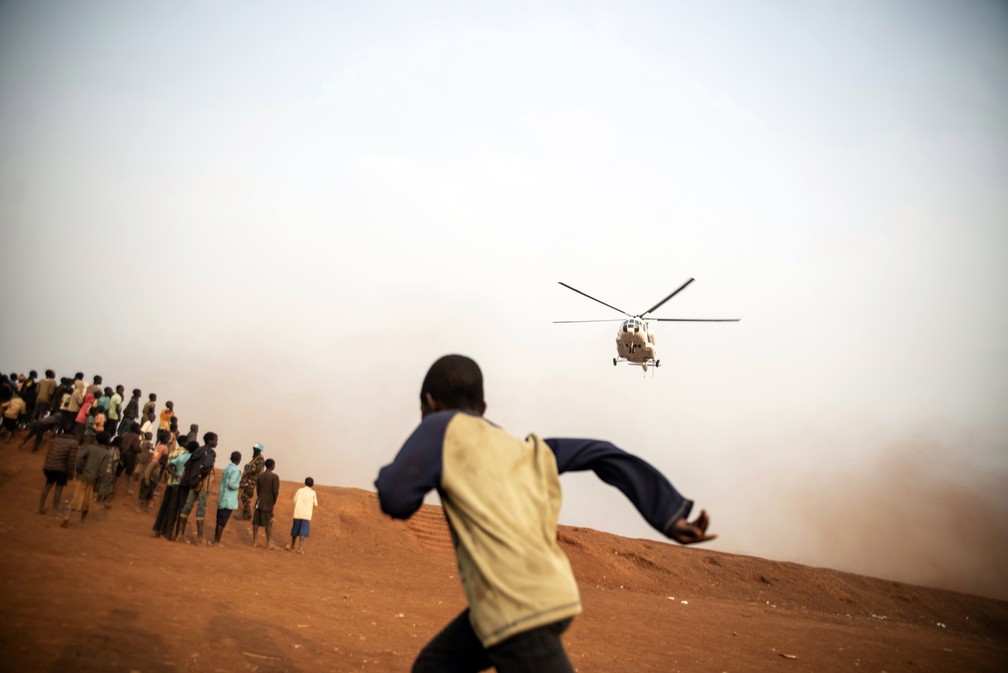 22 de fevereiro - Menino corre em direo a um helicptero das Naes Unidas que transportava o subsecretrio-geral para operaes de paz, Jean Pierre Lacroix. Bunia, leste do Congo — Foto: Moses Sawasawa/AP