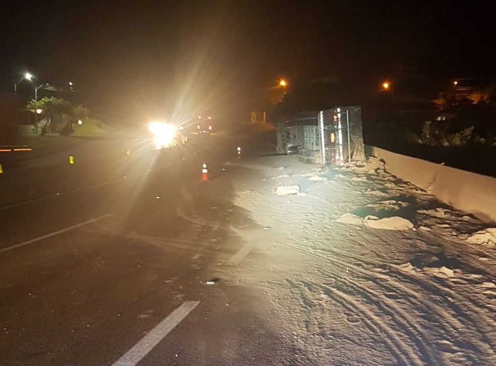 Tombamento de caminhão ocorreu na madrugada desta sexta-feira  — Foto: PRF/ Divulgação