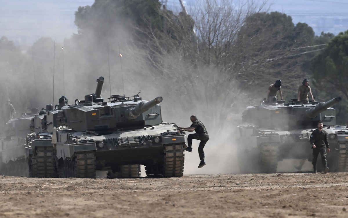 ucr-nia-recebe-mais-1-550-ve-culos-blindados-e-230-tanques-da-otan-e