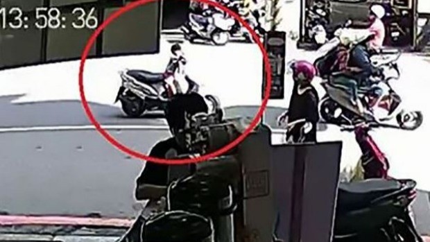 Vídeo mostra menino passando pela avenida com o veículo (Foto: Reprodução)