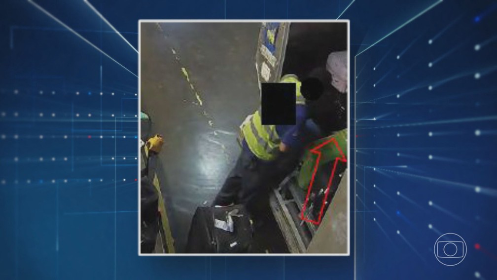 Câmera de segurança flagrou funcionário trocando etiqueta de malas — Foto: JN