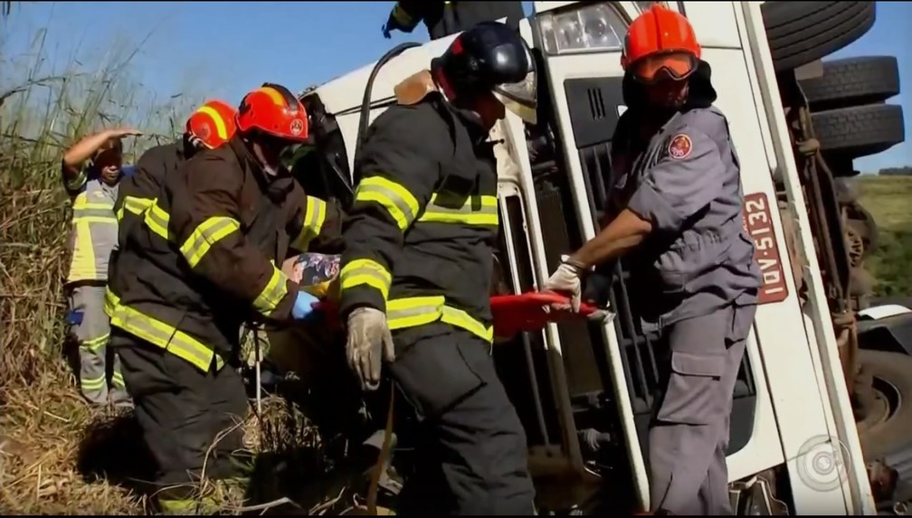 Resgate de vítimas durou cerca de uma hora em Marília (Foto: Reprodução/TV TEM)