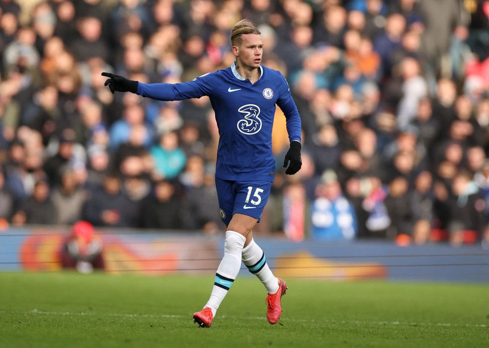 Mudryk em ação pelo Chelsea contra Liverpool — Foto: REUTERS/Phil Noble