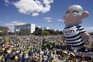 Em Brasília, manifestantes andam com 