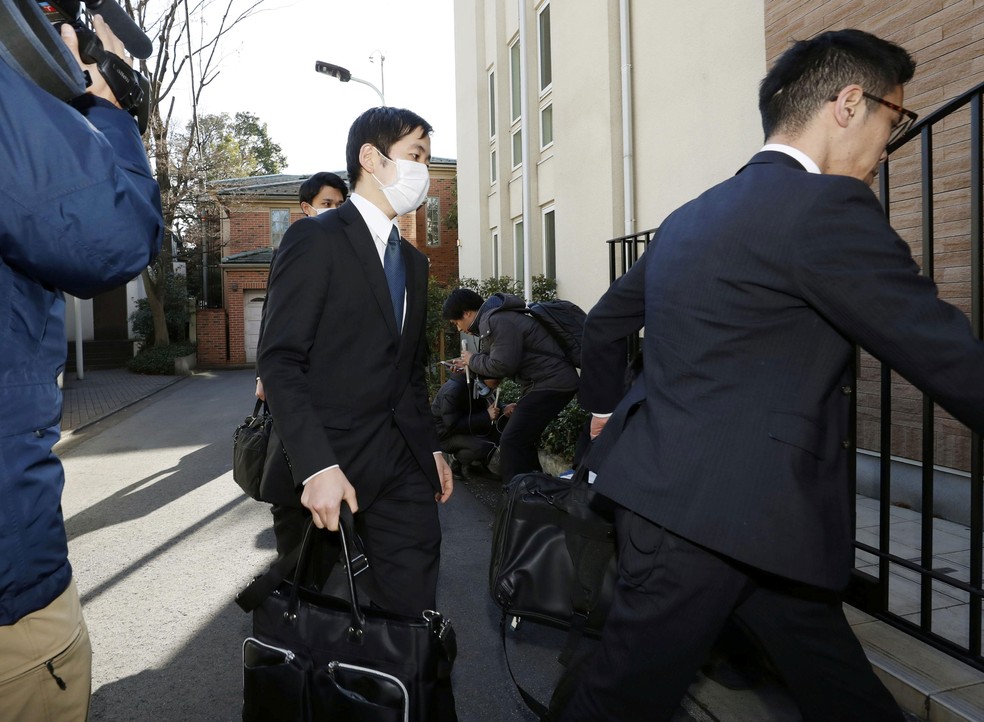 Procuradores entram na casa do ex-chefe da Nissan Carlos Ghosn, em Tóquio, nesta quinta-feira (2)   — Foto: Kyodo/ Reuters