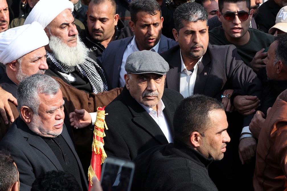 Primeiro ministro do Iraque, Adel Abdul Mahdi (ao centro) participa do funeral de Qassem Soleimani — Foto: Thaier al-Sudani/Reuters