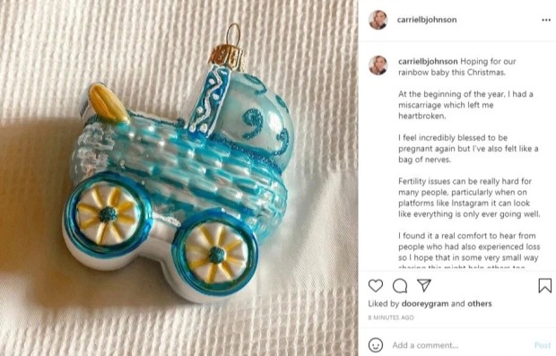 Ela revelou a notícia em seu perfil no Instagram onde compartilhou uma foto de um carrinho de bebê azul junto com uma legenda sincera (Foto: Reprodução)