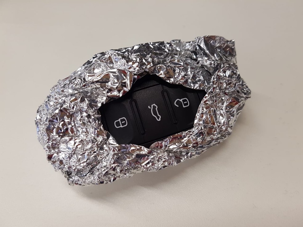Segundo especialistas, folhas de alumínio podem ajudar a bloquear a transmissão de informações que permitiriam o acesso de terceiros ao veículo (Foto: Peter Fussy/G1)
