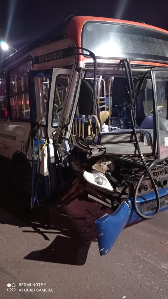 Ônibus bate em caminhão parado após motorista dormir no volante em Várzea Grande (MT)