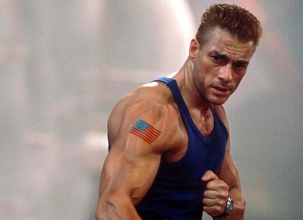 O ator Jean-Claude Van Damme em cena de Street Fighter (1994) (Foto: Reprodução)