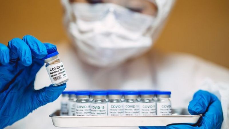 Há várias estratégias e tecnologias sendo avaliadas para criar vacinas contra a covid-19: desde métodos consagrados com vírus inativados até formulações novas com RNA, um código genético criado em laboratório (Foto: Getty Images via BBC News)