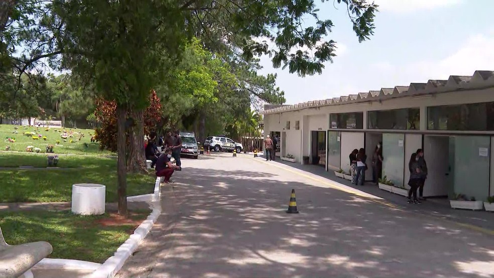 Corpo de Tom Veiga é sepultado em SP — Foto: Reprodução/TV Globo