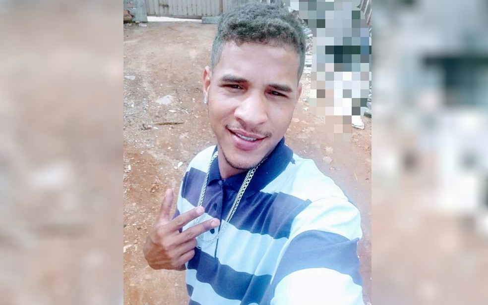 Wellington Oliveira, de 27 anos, morreu esmagado por um ponto de ônibus que caiu em cima dele em Aparecida de Goiânia, Goiás — Foto: Reprodução/TV Anhanguera
