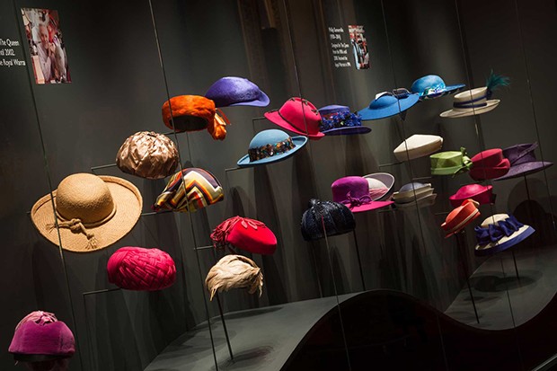 Display of The Queen's hats at the Buckingham Palace summer exhibition, Fashioning a Reign: 90 Years of Style from The Queen's Wardrobe (Foto: Royal Collection Trust-Her Majesty Queen Elizabeth II 2016)