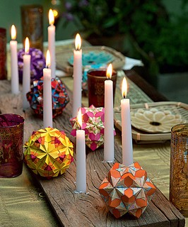 Decorada com velas, a mesa ganha um ar romântico e convidativo. O toque especial fica por conta das dobraduras, que dão mais cor ao ambiente. Não esqueça de fixar bem as velas para evitar acidentes