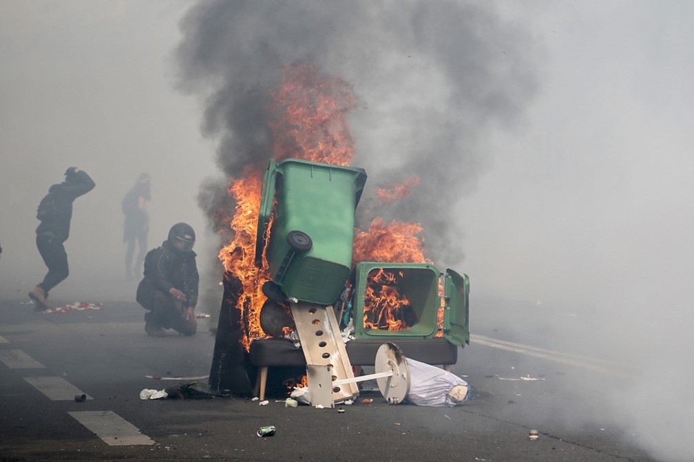 Barricada em um dos protestos que ocorre em Paris durante o Dia do Trabalho — Foto: Zakaria Abdelkafi/AFP