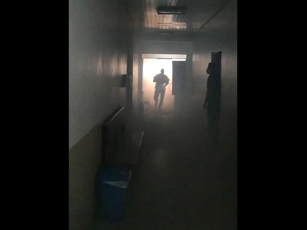 Hospital em Santana, no Amapá, pega fogo; chamas e fumaça desesperam funcionários e pacientes — Foto: Redes sociais/reprodução