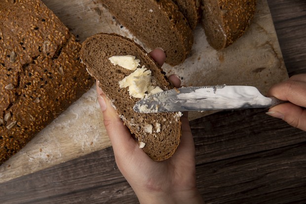 A manteiga vegana pode ser usada para trazer mais sabor em pães, bolos e até mesmo no preparo de receitas (Foto: Freepik / CreativeCommons)