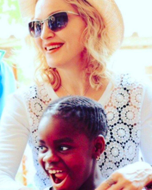 Madonna publicou várias fotos em homensagem ao aniversário de 10 anos da pequena Mercy (Foto: Instagram)