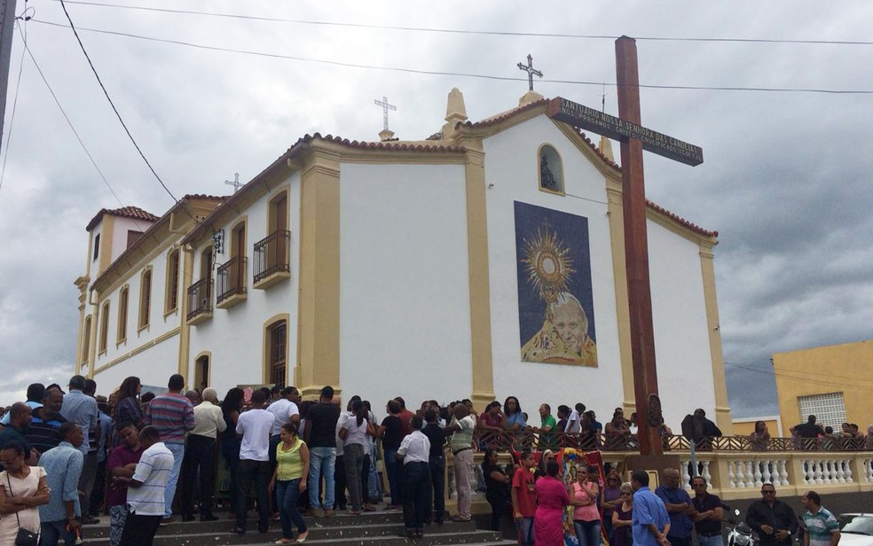 Missa de corpo presente para artista pl&aacute;stico ficou lotada (Foto: Anna Val&eacute;ria/ TV Bahia)