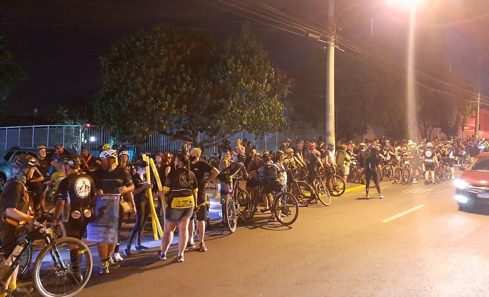 Concentração de ciclistas para protesto, em Piracicaba — Foto: Caroline Giantomaso/ g1