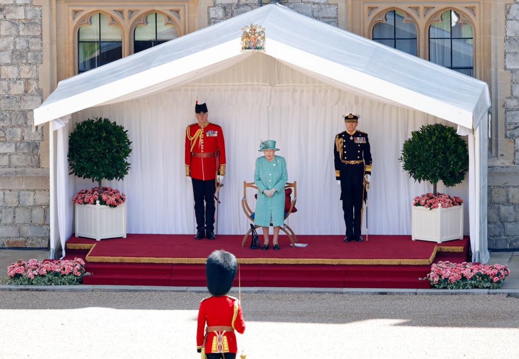 Soldado de elite do Palácio de Buckingham se apresenta à Rainha Elizabeth II  (Foto: Getty Images)