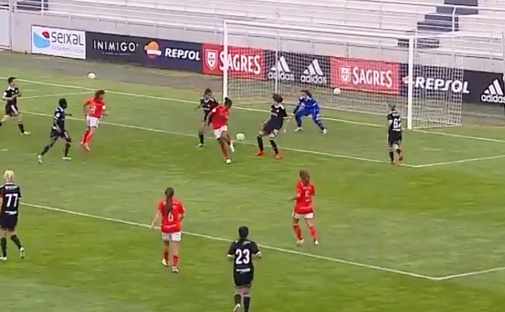Marta Cintra marca de calcanhar em goleada do Benfica no Campeonato Português Feminino — Foto: Reprodução/Twitter