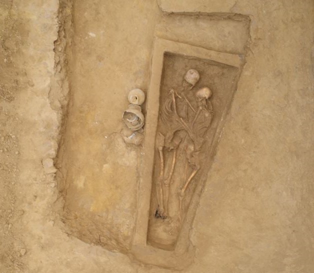 Arqueólogos encontram túmulo de 1500 anos com casal abraçado na China (Foto: Reprodução/Qian Wang)