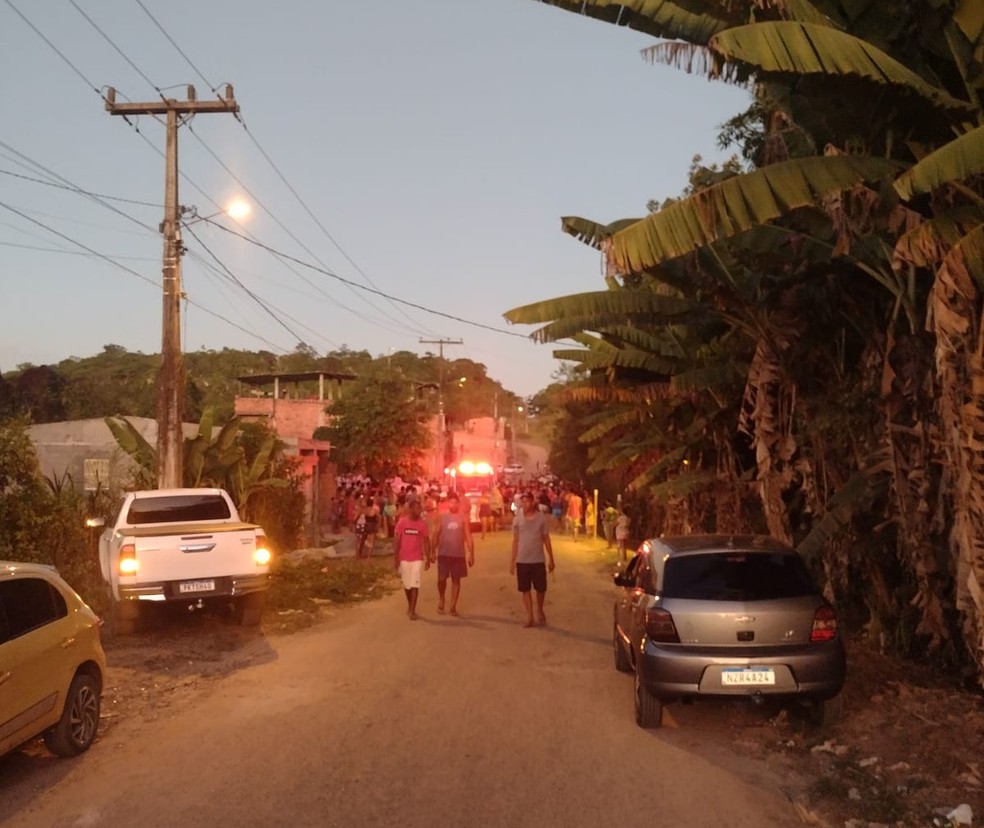 Homem e filho morrem após explosão de caminhão-tanque em lava a jato na Região Metropolitana de Salvador  — Foto: Reprodução/Redes Sociais