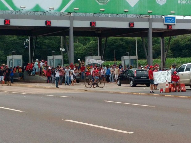 Manifestantes protestam em praça de pedágio na BR-277, no oeste do estado  (Foto: Divulgação / PRF )