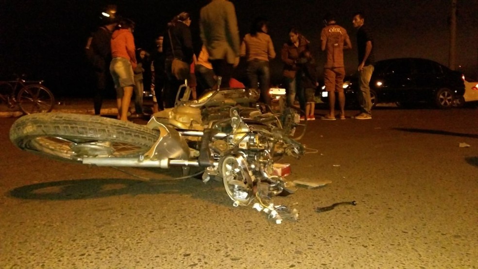 Homem morreu e passageiro ficou ferido após motocicleta derrubar placa de sinalização em Tangará da Serra (Foto: Celio Serafim/TV Centro América)