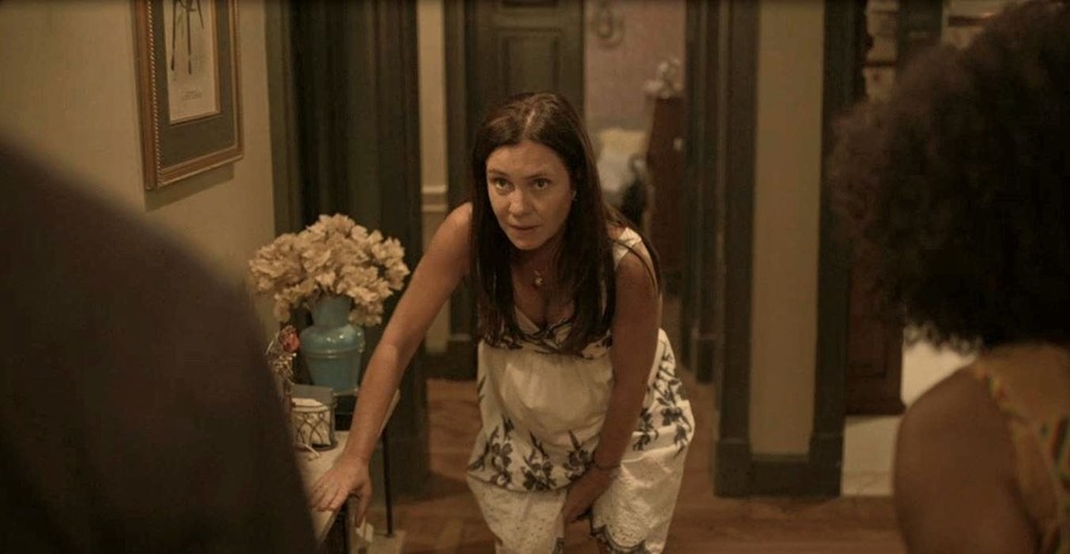 Thelma (Adriana Esteves) corre risco depois que a bolsa do bebê estourar — Foto: Globo