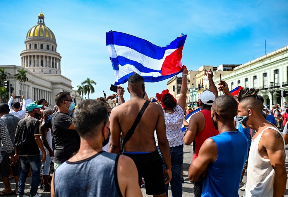 Manifestantes favoráveis ao governo de Cuba durante ato em 11 de julho de 2021 — Foto: Yamil Lage/AFP