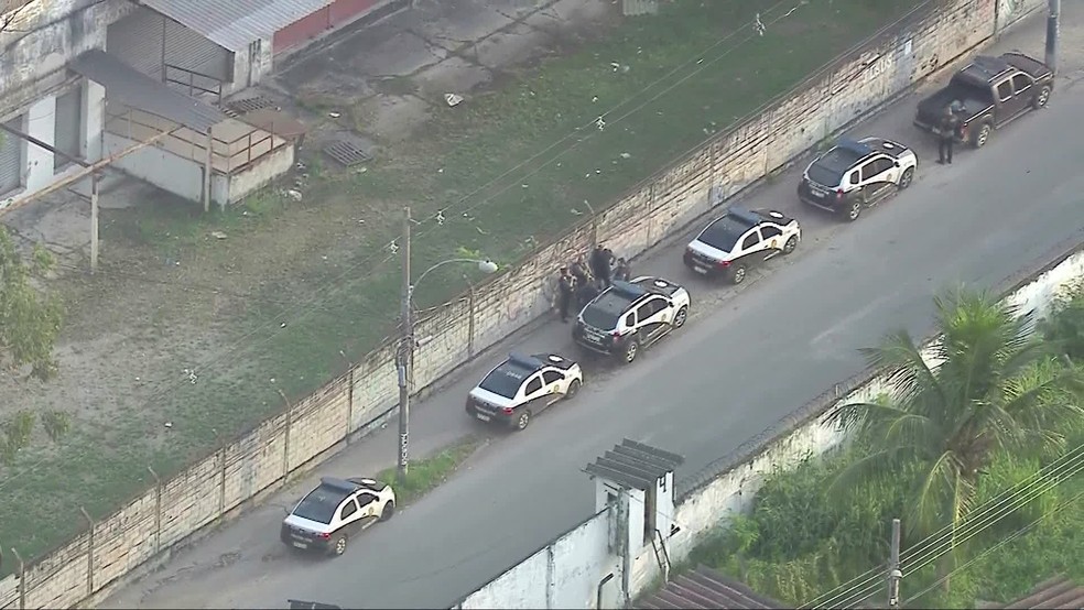 Agentes cumprem mandado na Kelson's, Zona Norte do Rio — Foto: Reprodução/TV Globo