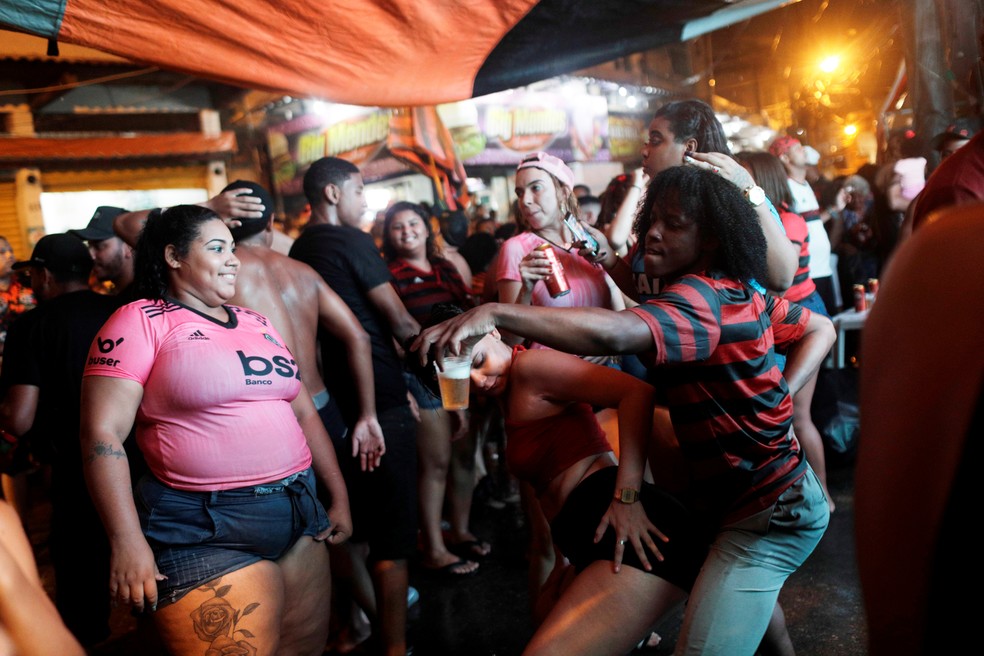 Torcedoras dançam funk na comemoração do título da Libertadores do Flamengo — Foto: Ricardo Moraes / Reuters