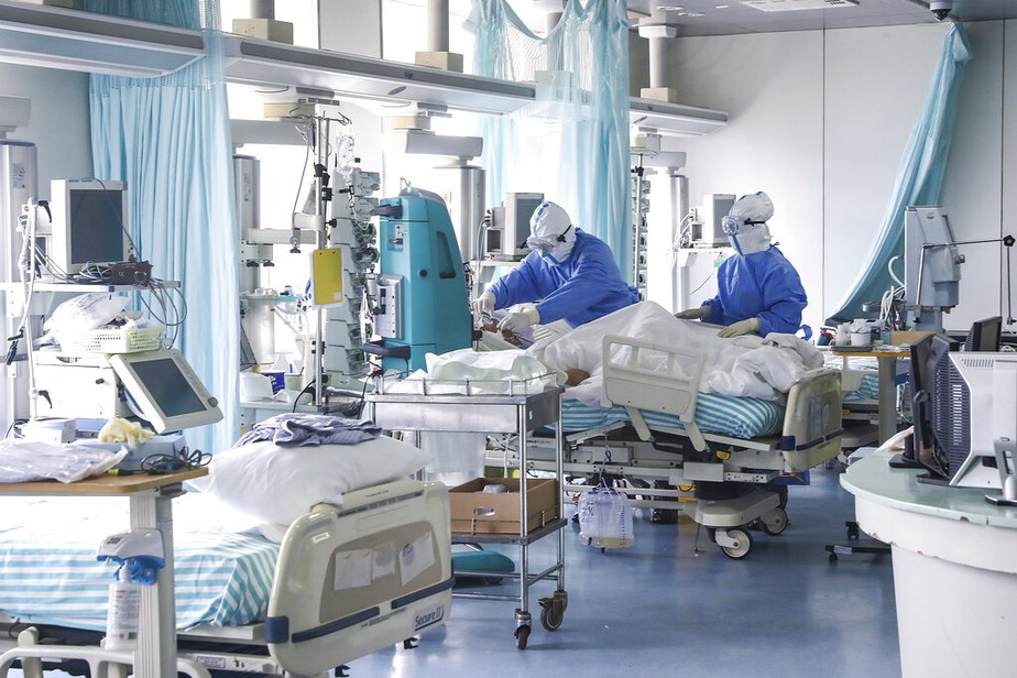 Enfermeiras cuidam de paciente infectado pelo novo coronavírus, no Ditan Hospital, em Pequim