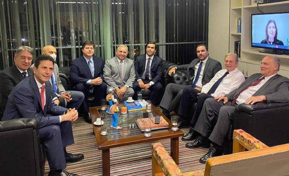 Dirigentes de PSDB e MDB reunidos no gabinete do senador Tasso Jereissati &mdash; Foto: Divulga&ccedil;&atilde;o / assessoria Simone Tebet